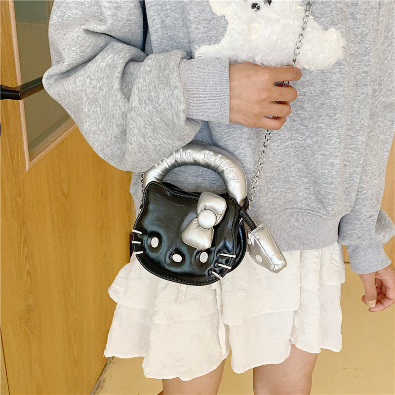 Sanrio Hello Kitty Crossbody M - Luxury Bags In Japan บทวิจารณ์และราคา